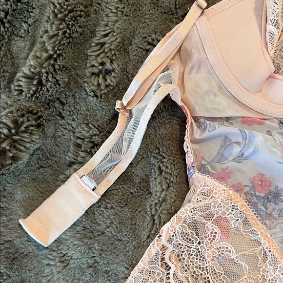 Floral Lace Teddy Bodysuit in Blush Apricot size small - Victoria Secret - Picture 8 of 9
